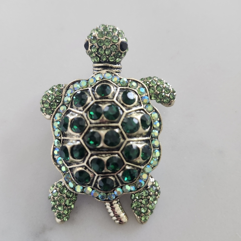 Turtle Sparkle Brooch In Motion